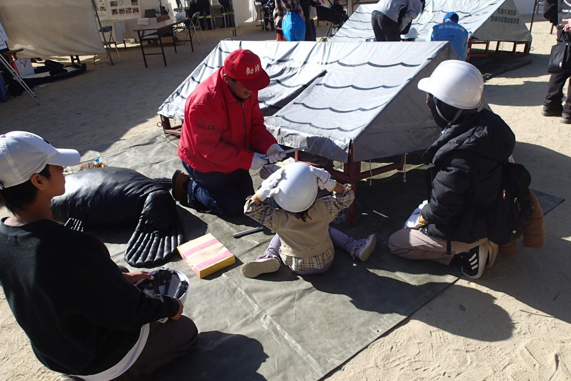 倒壊家屋からの救出訓練を受ける参加者